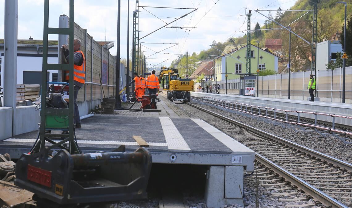 Der Umbau des Bahnhofs in Enzberg läuft auf Hochtouren – und das hat Auswirkungen auf den regionalen Bahnverkehr. Foto: Schüller