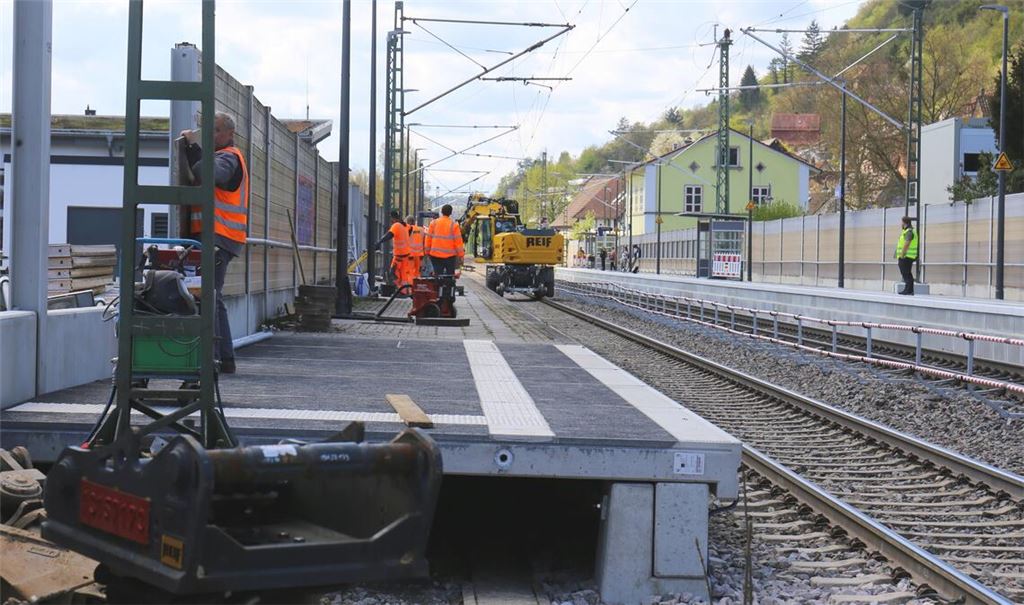 Der Umbau des Bahnhofs in Enzberg läuft auf Hochtouren – und das hat Auswirkungen auf den regionalen Bahnverkehr. Foto: Schüller
