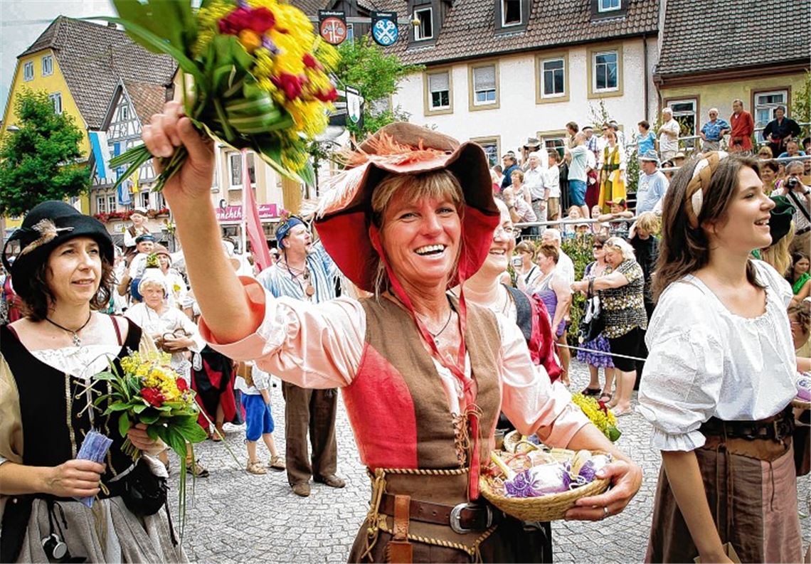 Der Umzug gilt als einer der Höhepunkte des Peter-und-Paul-Fests und lockt jedes Jahr Scharen von Besuchern an.