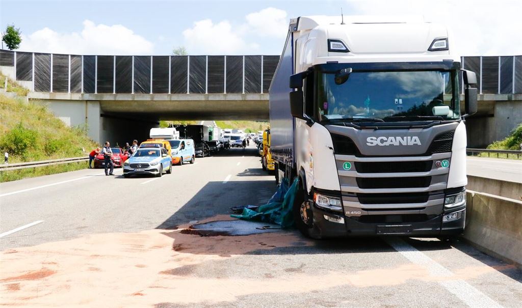 Der Unfall-Lastwagen verliert über mehrere Fahrspuren Kraftstoff. Foto: EinsatzReport24