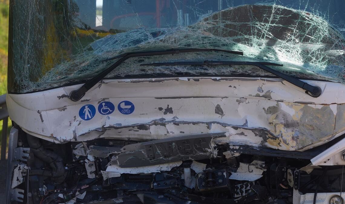 Der Unfall ereignete sich auf der Bundesstraße 327 zwischen Gödenroth und Kastellaun im Rhein-Hunsrück-Kreis.