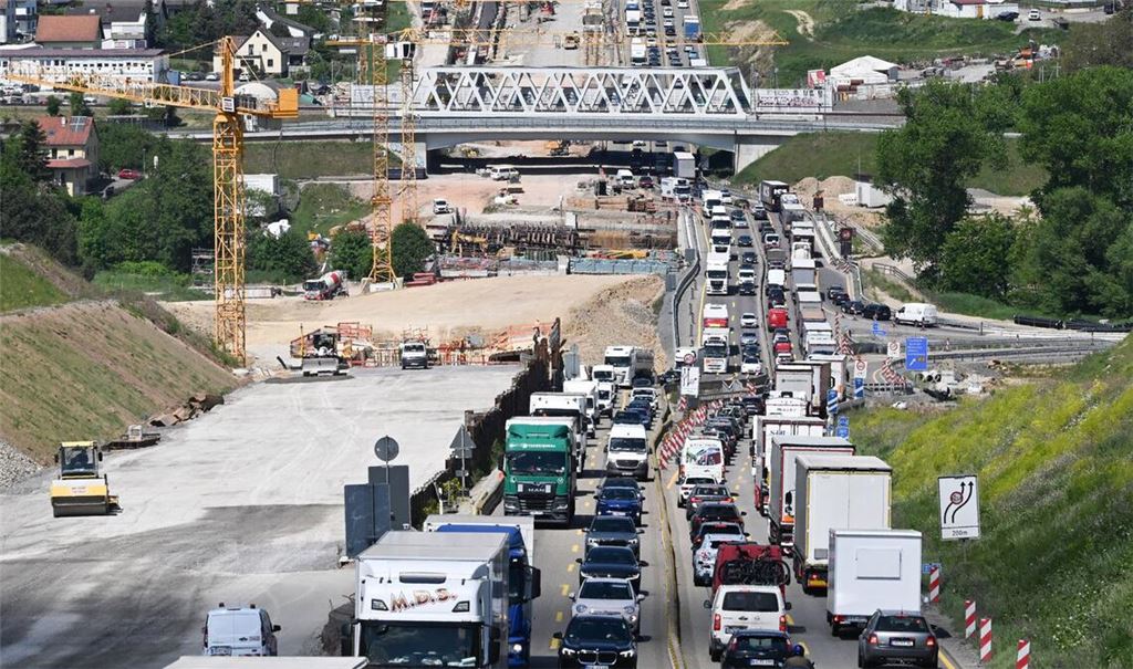 Der Unfall passierte im Bereich der neuen Lärmeinhausung auf der A8. (Archivbild)