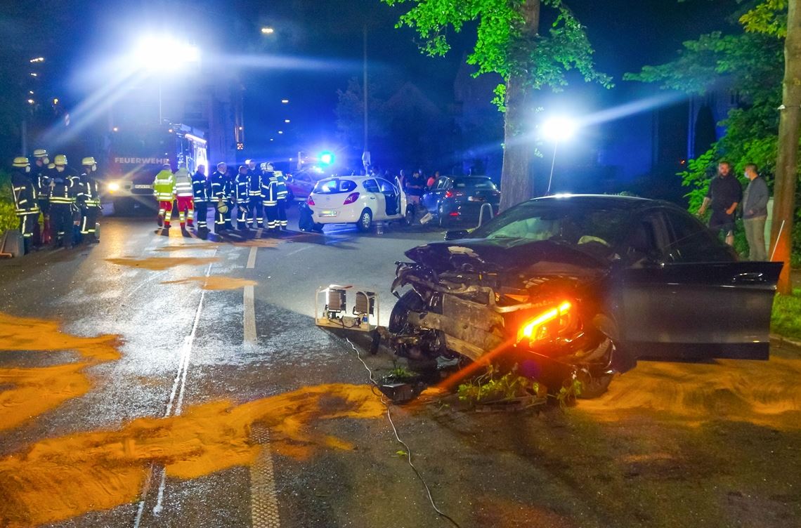 Heftiger Zusammenstoß fordert drei Schwerverletzte Der Unfallort auf Höhe der Tennisplätze in Dillweißenstein. Foto: Einsatzreport 24