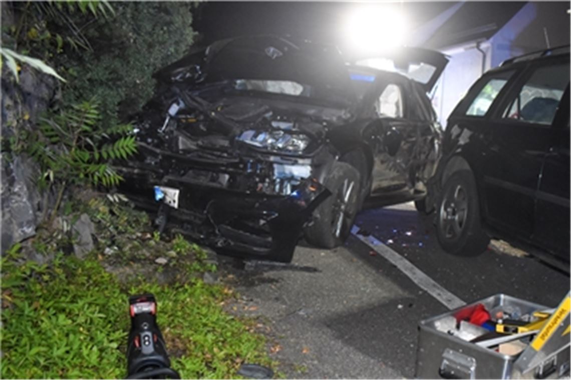 Auto kracht in Enzberg gegen Grundstücksmauer Der Unfallwagen an der Mauer. Daneben das geparkte Fahrzeug, das auch beschädigt wurde.Foto: Myroshnichenko