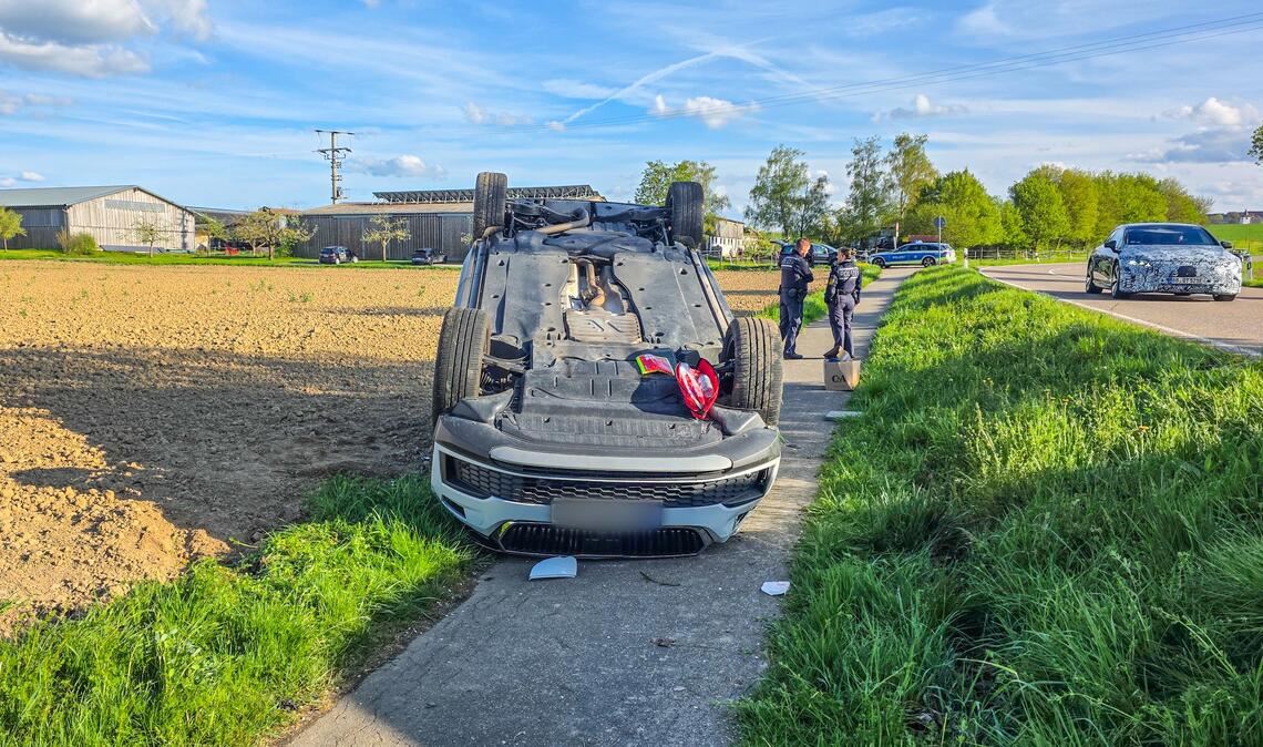 Der Unfallwagen bleibt auf dem Dach neben der Straße liegen. Foto: ER24