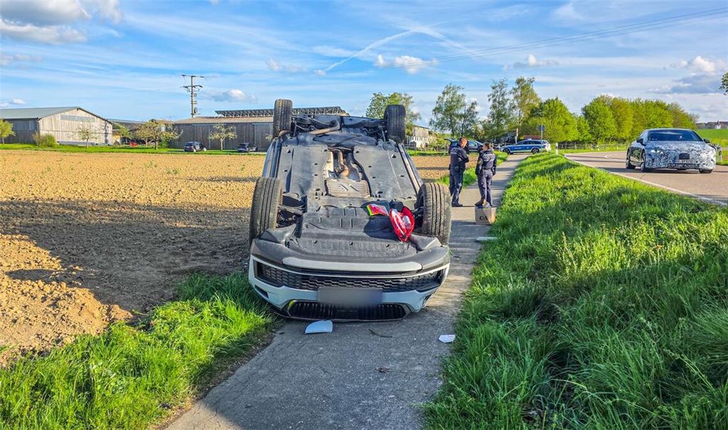 Der Unfallwagen bleibt auf dem Dach neben der Straße liegen. Foto: ER24