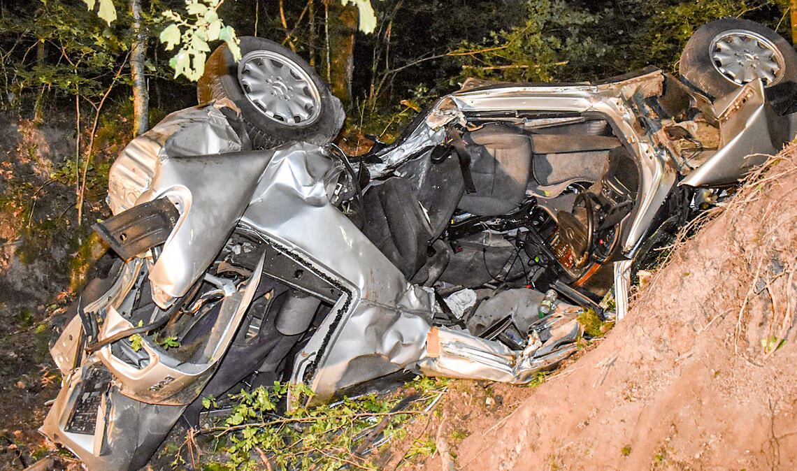 Der Unfallwagen stürzt einen Abhang neben der Kreisstraße hinunter und landet völlig zerstört auf dem Dach. Fotos: Myroshnichenko