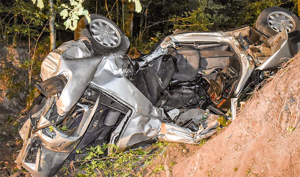 Der Unfallwagen stürzt einen Abhang neben der Kreisstraße hinunter und landet völlig zerstört auf dem Dach. Fotos: Myroshnichenko