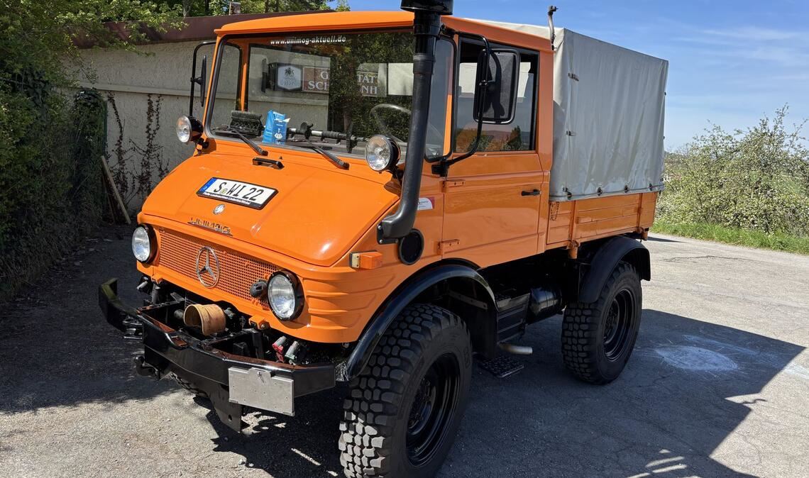 Der Unimog dient als Begleitfahrzeug.
