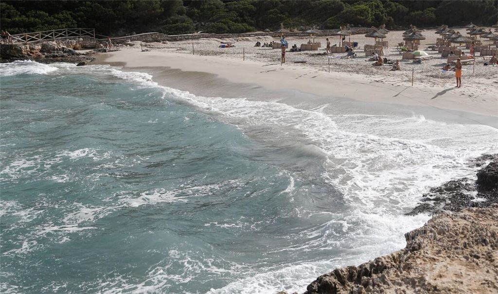Der Urlauber sei mit seiner Frau am Strand gewesen, die eine Panikattacke erlitten habe und behandelt werden musste.