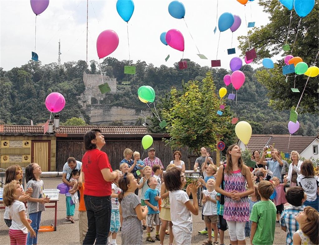 Der UvD-Schulförderverein mit seiner Vorsitzenden Christiane Sautter-Pflomm organisiert einen Luftballonwettflug.