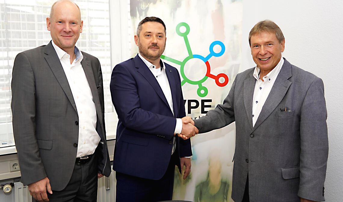 Der VPE-Aufsichtsratsvorsitzende Dirk Büscher (li.) freut sich über den reibungslosen Wechsel in der Geschäftsführung des VPE von Axel Hofsäß (re.) auf Daniel Peikert. Foto: Roller