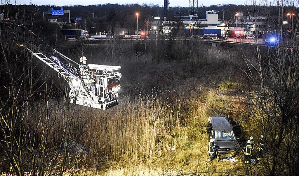 Der VW Bus muss mit schwerem Gerät aufwendig geborgen werden. Foto: Myroshnichenko
