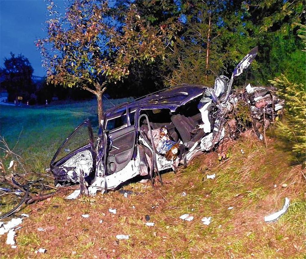 Der VW Passat, der den Eltern des Fahrers gehörte, wird beim Unfall völlig zerstört.