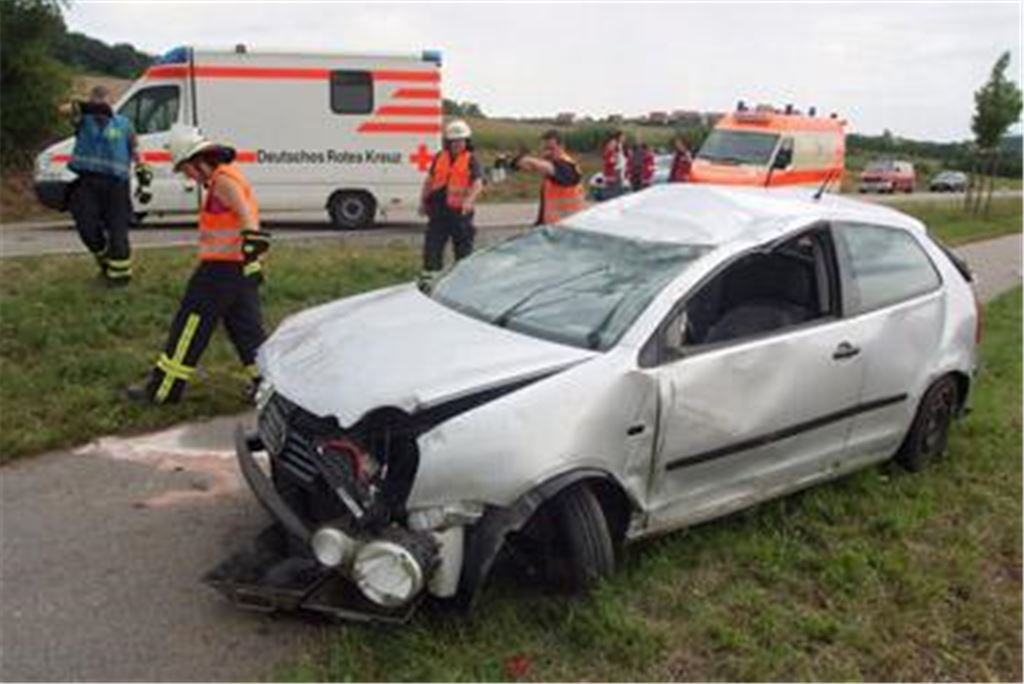Der VW Polo einer 78-Jährigen erleidet nach einem mehrfachen Überschlag Totalschaden. Die Frau kommt ins Krankenhaus. Foto: Fotomoment