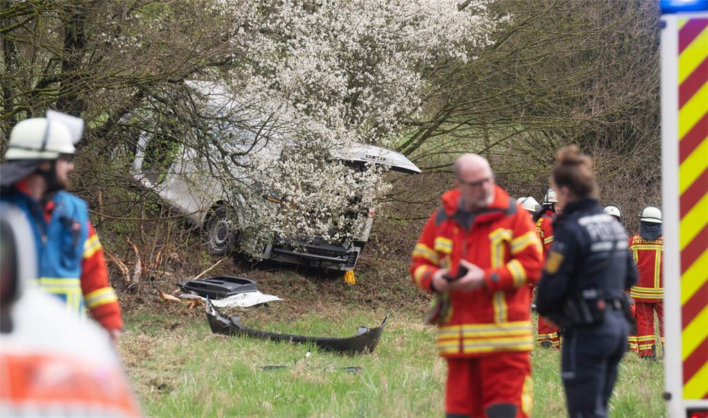 Der VW-Transporter des 44-Jährigen landet in der Böschung. Foto: Fotomoment