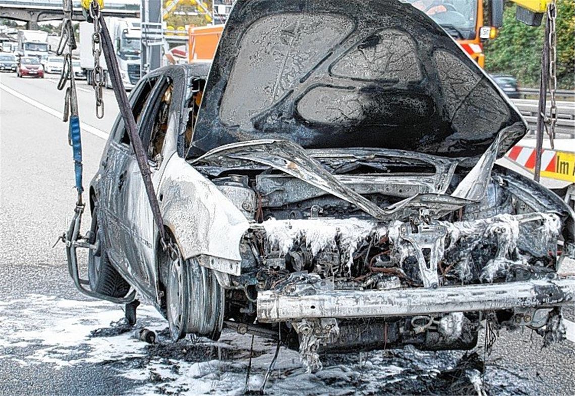 Auto gerät auf A8 in Brand