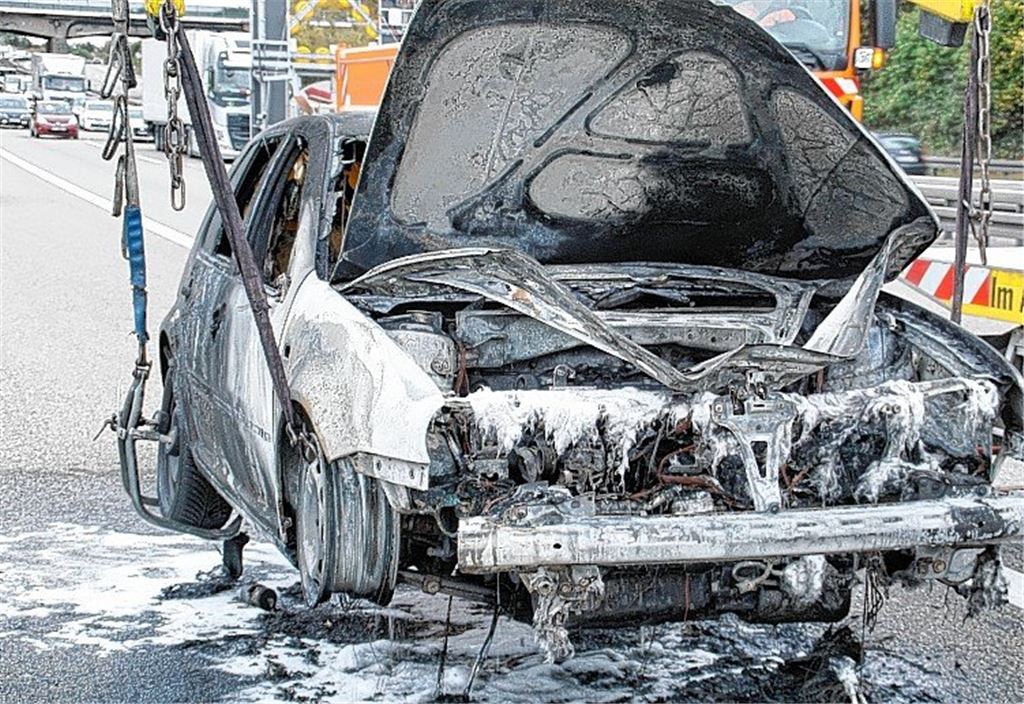 Auto gerät auf A8 in Brand