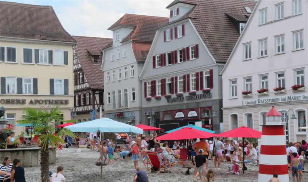 Der Vaihinger Marktplatz präsentiert sich wieder als riesiger Sandkasten. Foto: Arning