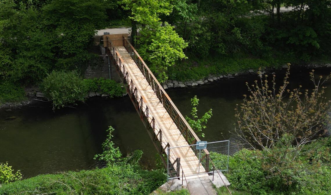 Der „Vaihinger Steg“ war augenscheinlich nicht mehr im besten Zustand (unteres Bild). Das hat sich wenige Tage vor der Wiedereröffnung deutlich geändert. Fotos: Fotomoment/Archiv