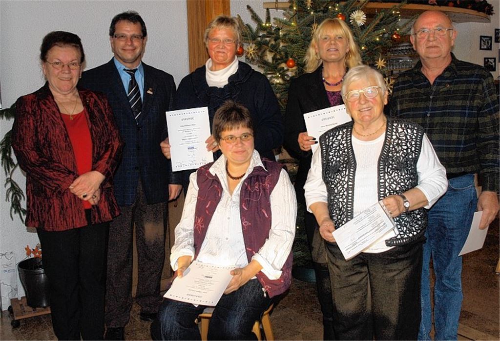 Der VdK-Ortsverband (li. Vorsitzende Hildegard Schmid) ehrt langjährige Mitglieder.