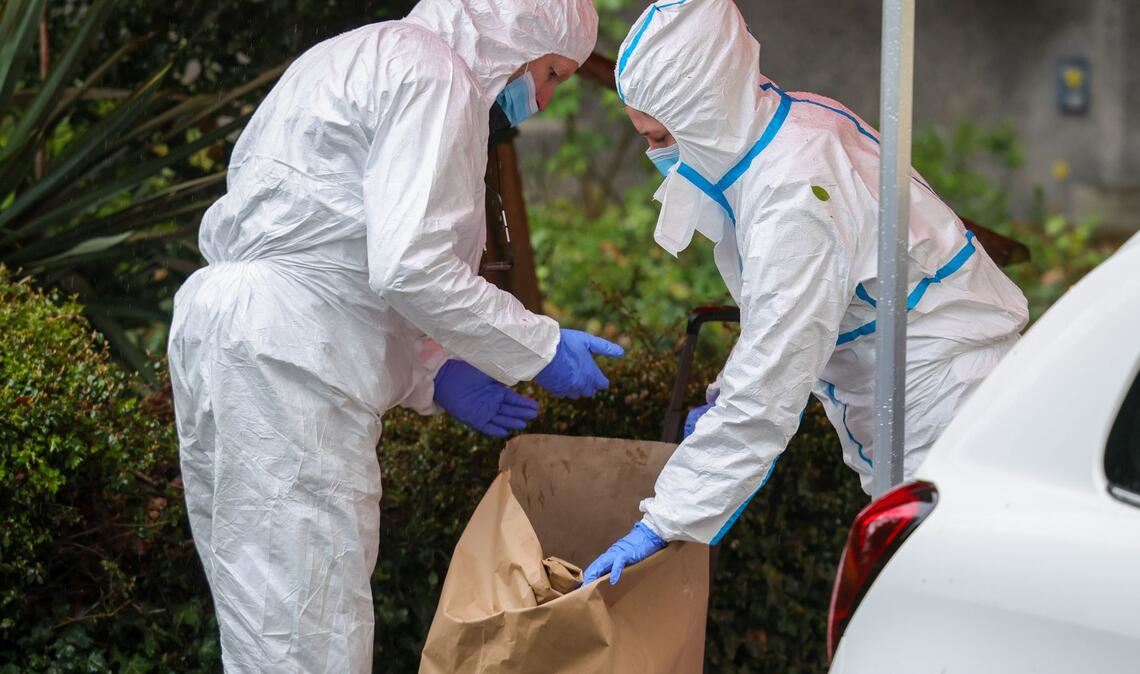 Der Verdächtige hat nach Polizeiangaben mit einem Messer eine Frau und zwei Kinder verletzt, eines davon ist daraufhin verstorben.