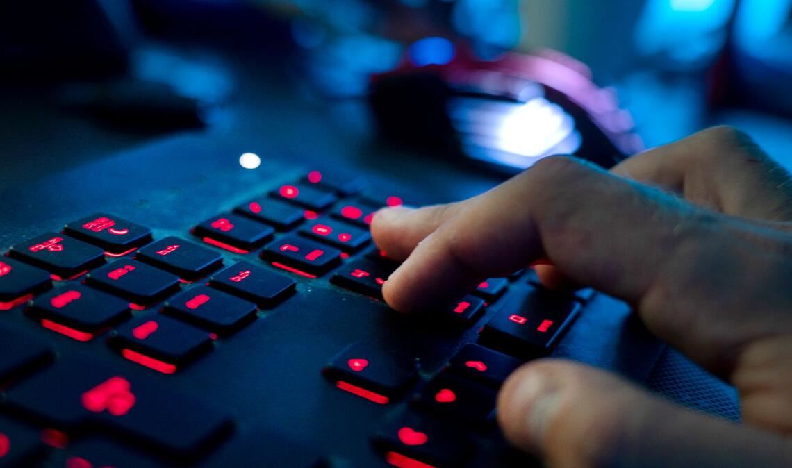 Der Verdächtige soll in mindestens elf Fällen online Kontakt zu potenziellen Opfern gesucht haben. (Symbolbild)