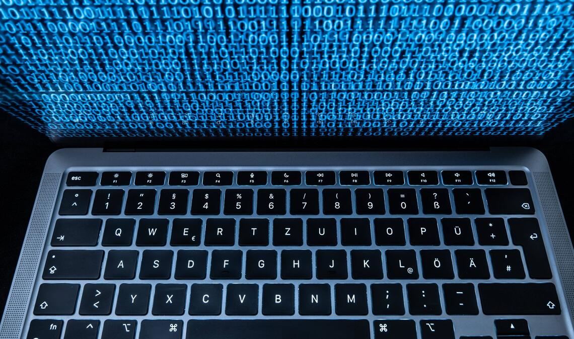 Der Verdächtige soll in mindestens elf Fällen online Kontakt zu potenziellen Opfern gesucht haben. (Symbolbild)