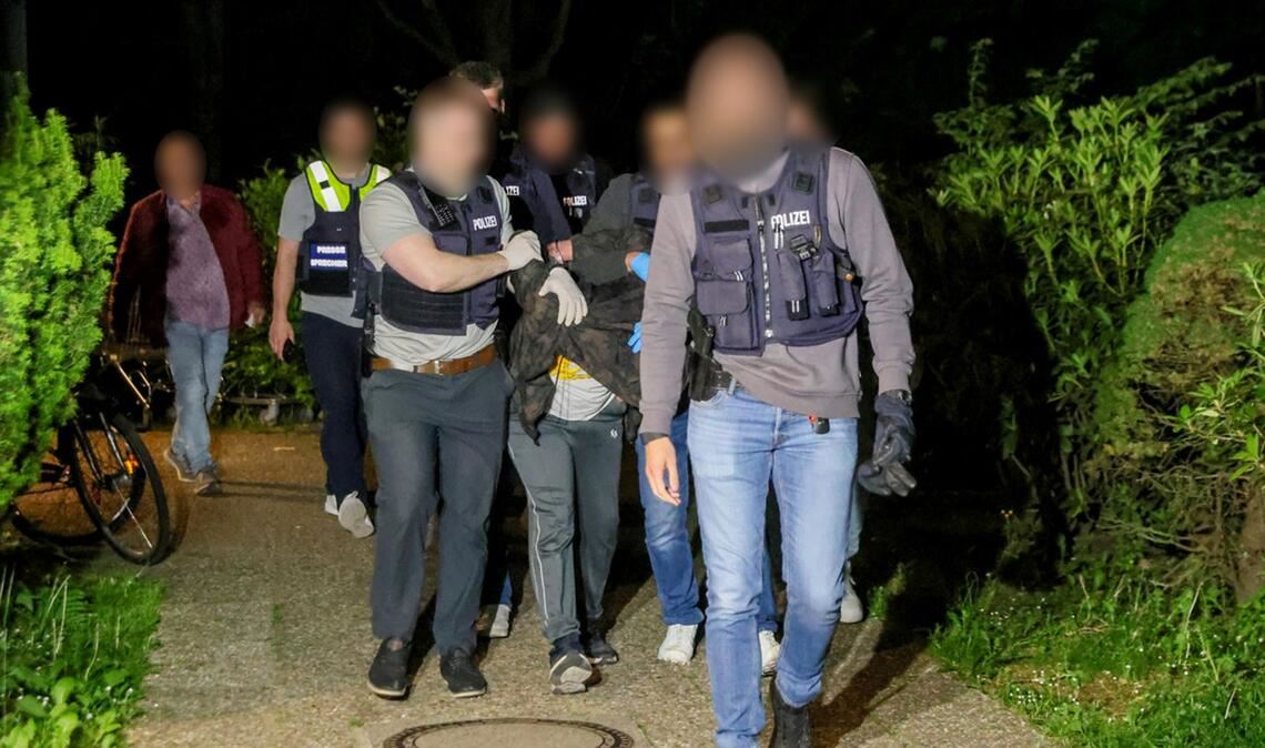 Der Verdächtige unmittelbar nach seiner Festnahme. (Archivbild)