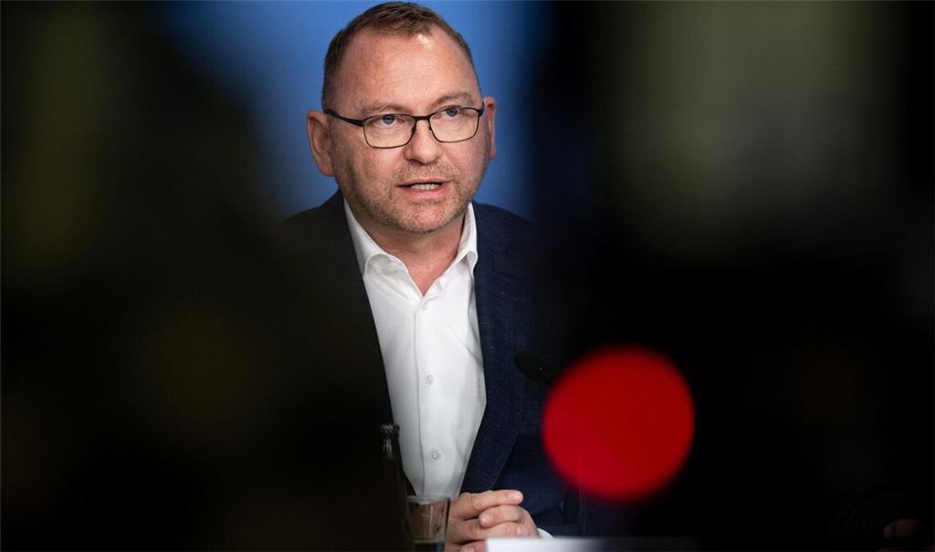 Der Verdi-Vorsitzende Frank Werneke beklagt ein „Trommelfeuer von Angriffen auf  die Rechte von abhängig Beschäftigten“.