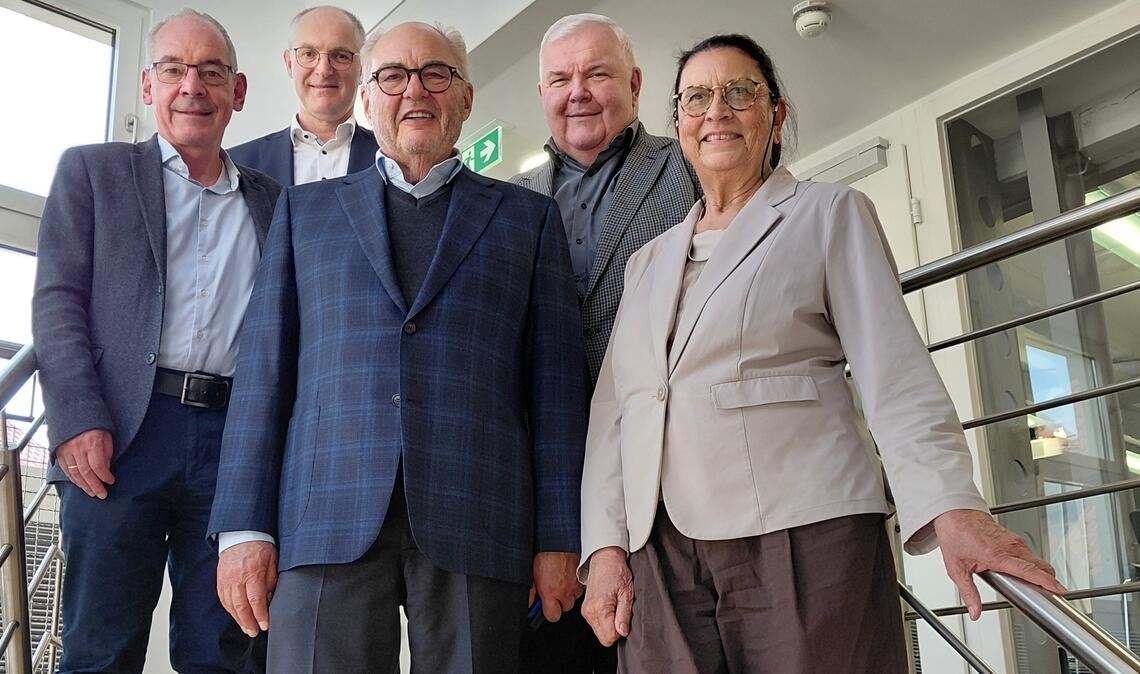 Der Verein „ObenAuf“ hat seine Auflösung zum Jahresende beschlossen (v. re.): die zweite Vorsitzende Barbara Casper, Schatzmeister Hans Neuweiler, der Erste Vorsitzende Michael Lindner, Schriftführer Stephan Günthner und Dr. Clemens Götz, ehemaliger Bürgermeister der Gemeinde Althengstett und ehrenamtlicher Geschäftsführer. Foto: privat