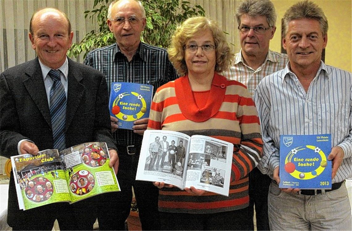 Der Vereinsführung von Phönix Lomersheim stellt das Jahrbuch 2013 vor: Ulrich Rümmelin, Klaus Lipps, Ingrid Guhl, Karlheinz Mannhardt und Gerd Thieme (v.li.). Foto: Eigner