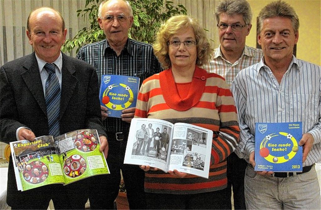 Der Vereinsführung von Phönix Lomersheim stellt das Jahrbuch 2013 vor: Ulrich Rümmelin, Klaus Lipps, Ingrid Guhl, Karlheinz Mannhardt und Gerd Thieme (v.li.). Foto: Eigner