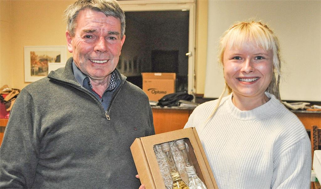 Der Vereinsvorsitzende des Gesangvereins „Harmonie“, Gerhard Schneider bedankt sich bei Melinda Mauthe. Foto: privat