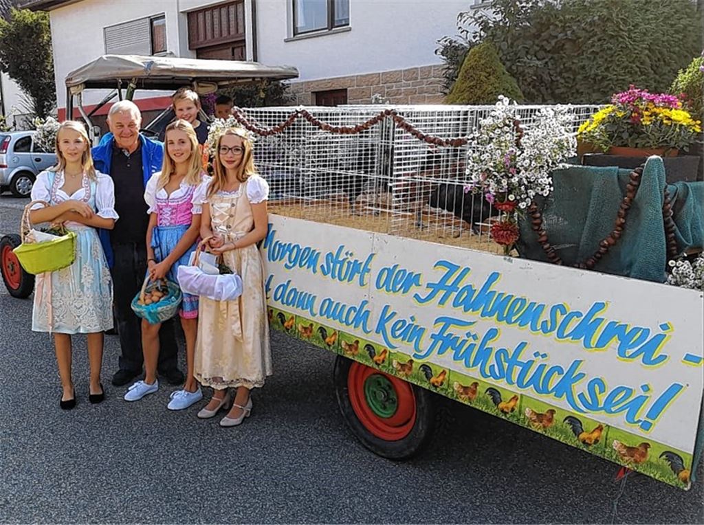 Der Vereinswagen beim Ölbronner Erntedankfest (oben links). Stolz sind die Kleintierzüchter vor allem auf ihre jungen Mitglieder (rechts unten): Carina Braun, Colin Weihing, Celine Braun, Maison Weihing und Julian Braun bei der Jugendkreismeisterschaft in Oberderdingen. Der ehemalige Vorsitzende und Ehrenmitglied Walter Frick wird durch Walter Kölz geehrt (oben rechts). Fotos: privat