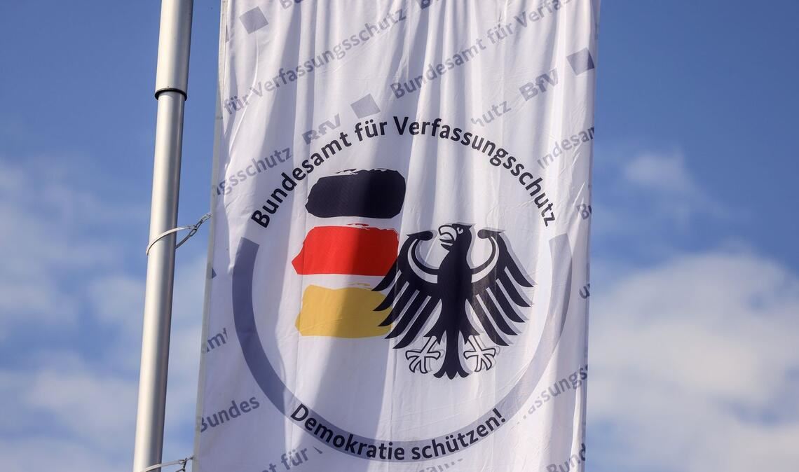 Der Verfassungsschutz hat die Aufgabe, die Demokratie zu schützen. Der Hauptsitz der Behörde ist in Köln. (Symbolbild)