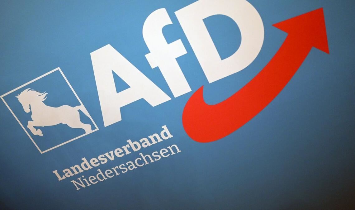 Der Verfassungsschutz in Niedersachsen darf seine Beobachtung des AfD-Landesverbandes vorläufig hochstufen. (Symbolbild)