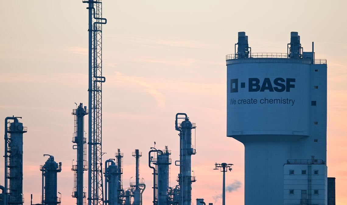 Der Verkauf spült BASF nach früheren Angaben vor Steuern 5,8 Milliarden Euro in die Kasse. (Archivbild)