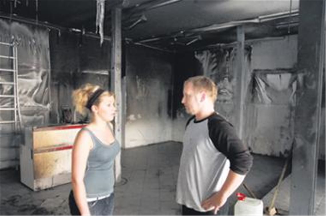 Der Verkaufsraum gleicht einer Brandruine: Auf Markus Böhm und seine Freundin Nina Schindler wartet in den nächsten Monaten noch eine Menge Arbeit bei der Renovierung. Foto: Franz