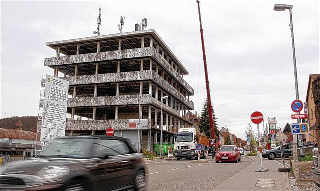 Der Verkehr fließt, allerdings etwas anders als gewöhnlich: Wegen der Umbauarbeiten, die aus dem ehemaligen MWK-Verwaltungsgebäude in Maulbronn ein Grundbuchamt machen, gilt noch bis Samstag ein Umleitungsverkehr sowie Tempo 30 auf einem Teilstück der Frankfurter Straße.