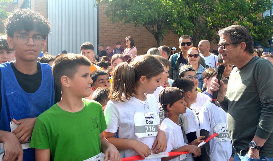 Der Verleger des Mühlacker Tagblatt, Hans-Ulrich Wetzel, im Gespräch mit jungen ...