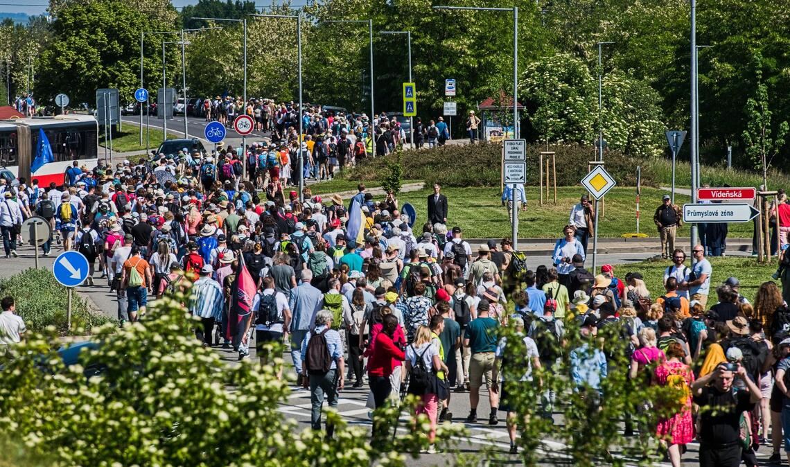 Der Versöhnungsmarsch folgt in umgekehrter Reihenfolge dem Brünner Todesmarsch, bei dem rund 27.000 Deutsche nach dem Zweiten Weltkrieg aus Brünn vertrieben wurden.