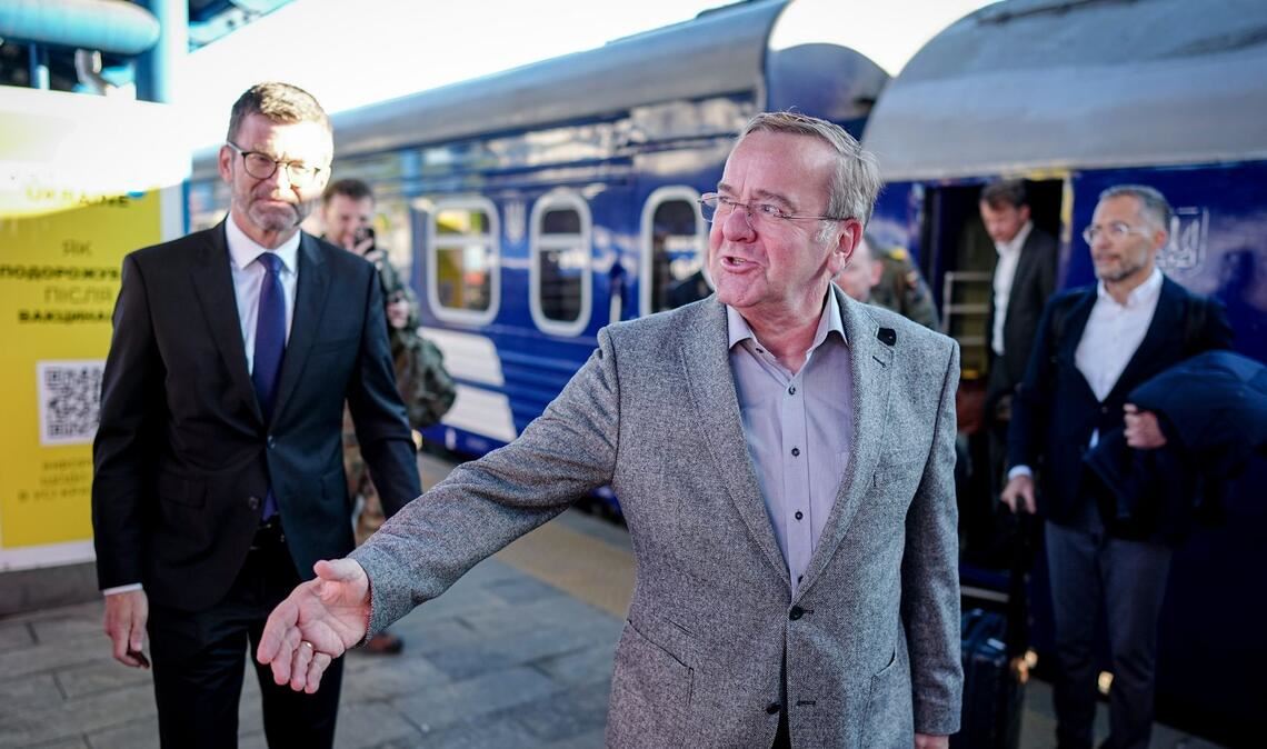 Der Verteidigungsminister will die Zusammenarbeit beider Staaten weiter ausbauen.