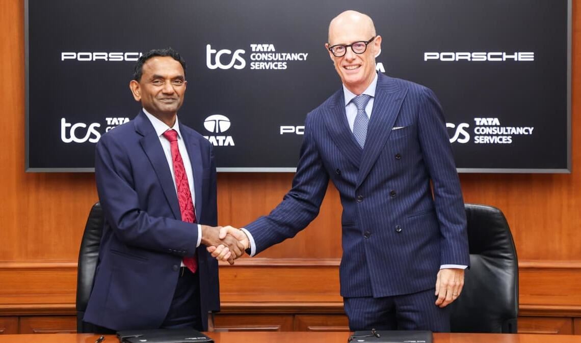 Der Vertrag ist unterzeichnet: K. Krithivasan (links), CEO und Managing Director von Tata Consultancy Services, und Porsche-Chef Michael Leiters geben sich die Hand.