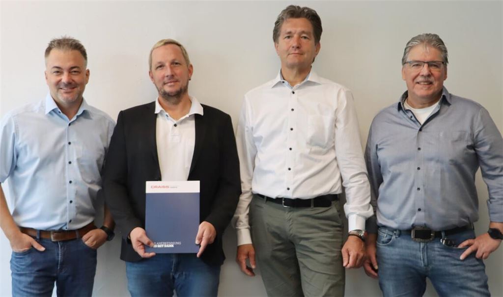 Der Vertriebsleiter und Geschäftsführer Craiss Kft. Ungarn und Slynx, Mark Mitterhuber (li.), der geschäftsführende Gesellschafter Michael Craiss (3 v. li.) und der Personalleiter Dirk Fuhrmann (re.) überreichen an Raphael Kemmer die Urkunde zum 25-Jahr-Jubiläum bei Craiss. Foto: Craiss