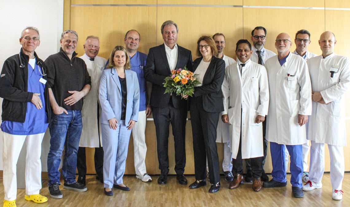 Der Verwaltungsratsvorsitzende Martin Keppler begrüßt im Kreis der Chefärzte und zusammen mit der Pflegedirektorin Maureen Ächtler die neue Krankenhausdirektorin Ingrid Machauer. Foto: Siloah/Pap