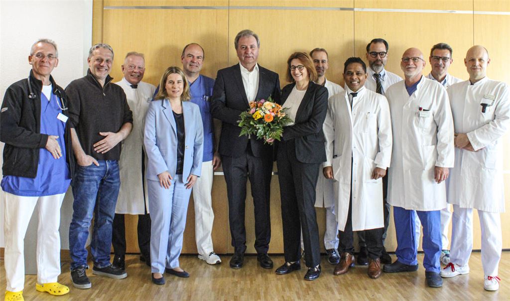 Der Verwaltungsratsvorsitzende Martin Keppler begrüßt im Kreis der Chefärzte und zusammen mit der Pflegedirektorin Maureen Ächtler die neue Krankenhausdirektorin Ingrid Machauer. Foto: Siloah/Pap