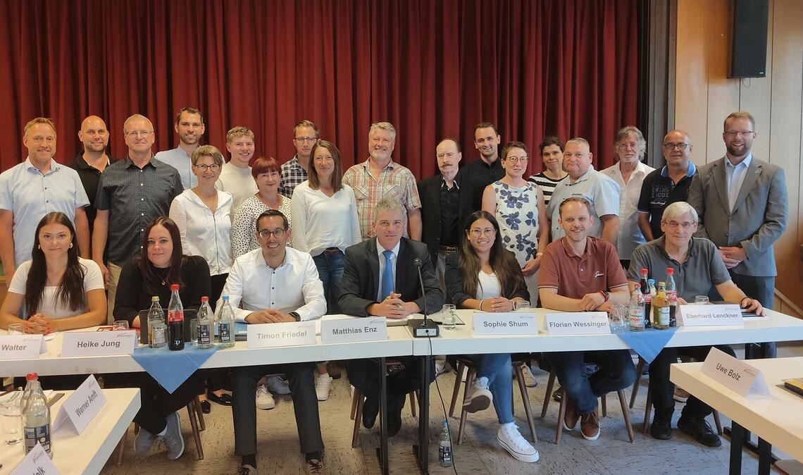 Der Verwaltungsspitze (vorne) und den neu verpflichteten Wiernsheimer Gemeinderätinnen und Gemeinderäten stehen zahlreiche Sitzungen bevor. Fotos: Deeg