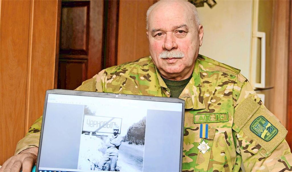Der Veteran Andriy Kulish zeigt ein altes Bild von sich.