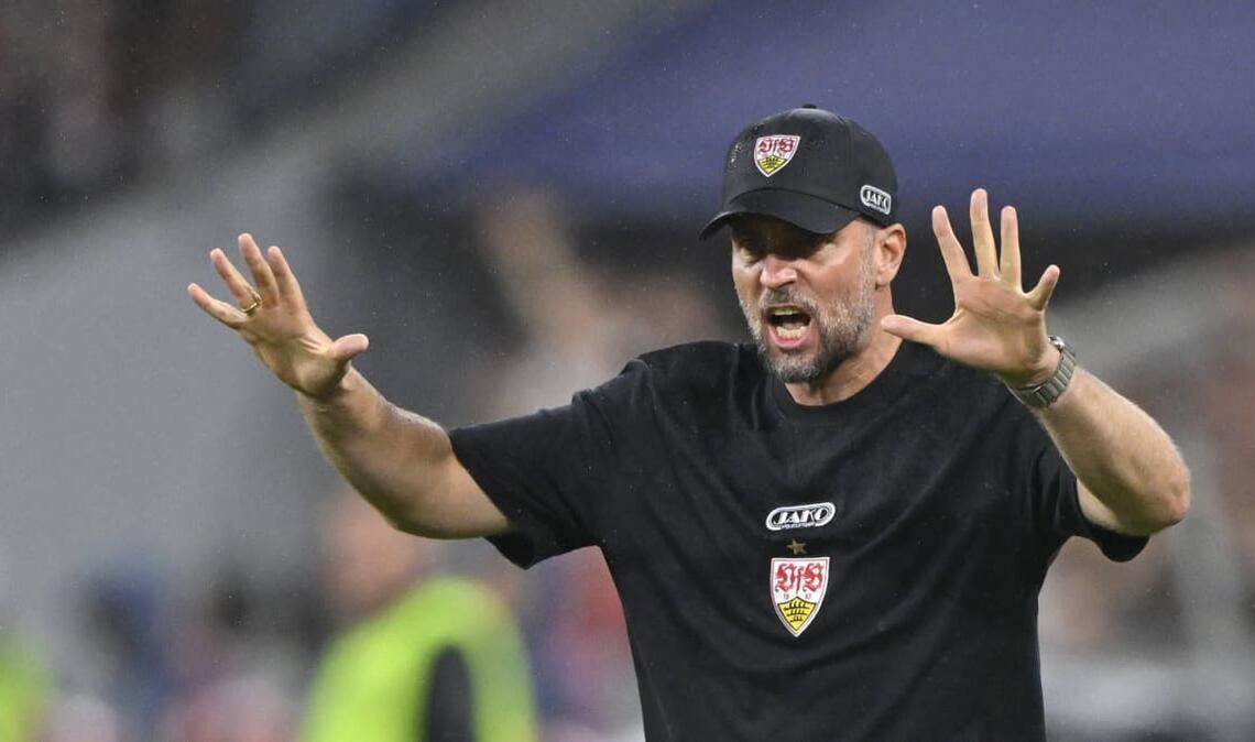 Der VfB-Trainer Sebastian Hoeneß ist während des Spiels in München hin- und hergerissen.